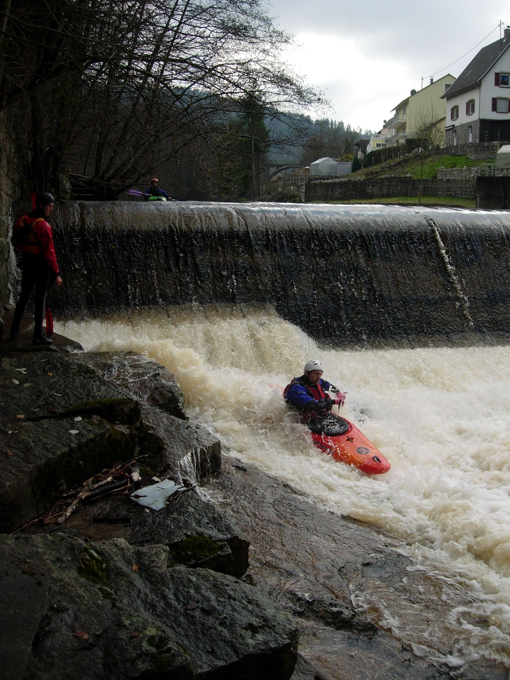 Le premier barrage en aval de Forbach peut éventuellement être franchi mais le portage en rive droite est aisé. Photo: Florent Amyot. 